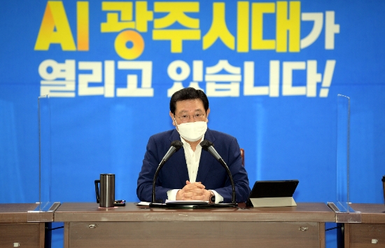 이용섭 광주광역시장이 17일 오전 시청 중회의실에서 확대간부회의를 주재하고 있다./사진=광주시