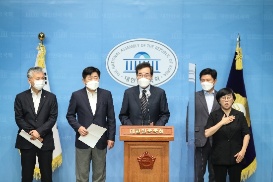 이낙연 더불어민주당 대선 경선 예비후보가 17일 국회 소통관에서 경제정책 기자회견을 하고 있다./사진=이낙연 필연캠프