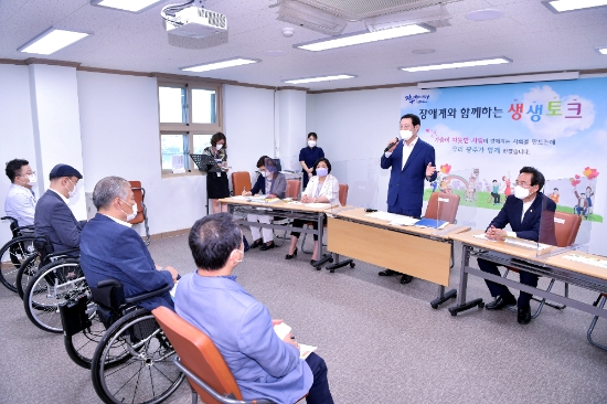 이용섭 광주광역시장이 17일 오후 서구장애인복지관을 방문해 지역 장애 관련 기관·단체·시설 관계자들과 '생생토크'를 열고 지역 장애인 정책이 나아가야 할 방향 논의, 건의사항 등을 듣는 시간을 가졌다./사진=광주시