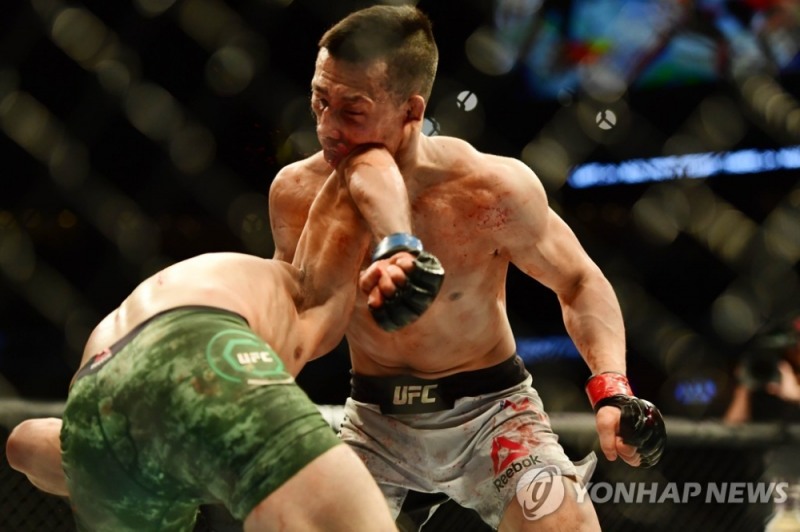 정찬성이 로드리게스의 리버스 엘보를 맞고 있다.