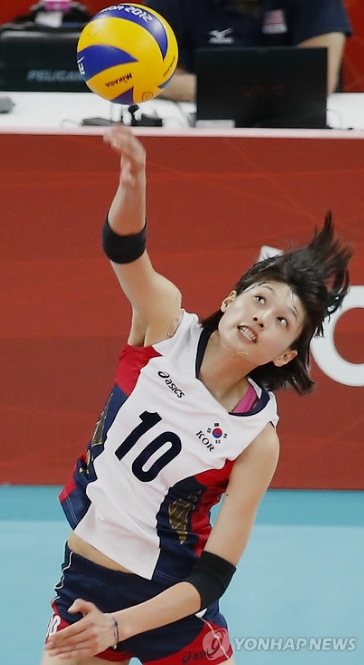 한국여자배구 에이스 김연경이 점프 서브를 넣는 모습. [연합뉴스 자료사진]