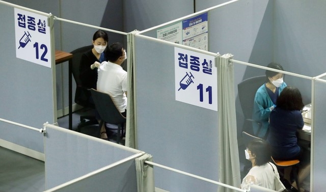 17일 오전 서울 동작구 사당종합체육관에 마련된 코로나19 예방접종센터에서 시민들이 접종을 받고 있다.