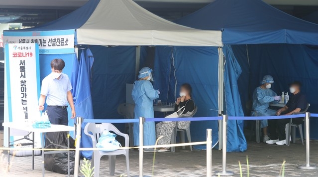 지난 17일 오후 서울 동작구 노량진 수산시장에 마련된 서울시 찾아가는 코로나19 선별진료소에서 시장 상인들이 검사를 받고 있다.