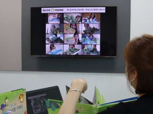 CJ올리브영 신입사원, 한부모가정 아동 위한 환경 교육 팝업북 만들기 봉사활동 참여