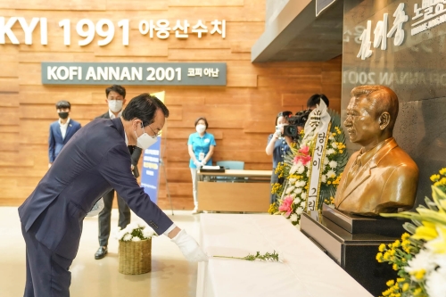 김종식 목포시장, 김대중 대통령 서거 12주기 추모 헌화/사진=목포시