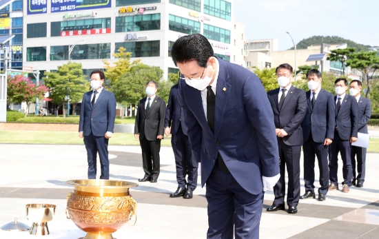 김영록 전라남도지사가 18일 오전 김대중 대통령 서거 12주기를 맞아 무안군 삼향읍 남악중앙공원 김대중 대통령 동상을 찾아 헌화·분향 후 참배하고 있다./사진=전라남도