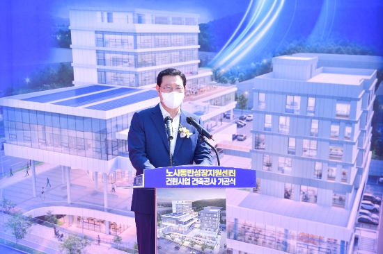 이용섭 광주광역시장이 18일 오전 광산구 빛그린국가산단에서 열린 '노사동반성장지원센터' 기공식에 참석해 인사말을 하고 있다./사진=광주시