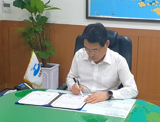 권오봉 여수시장이 지난 13일 집무실에서 수질개선 및 하수처리 효율을 높이기 위한 ‘소규모 공공하수처리시설 민간투자사업(BTL)’ 실시 협약서에 서명하고 있다./사진=여수시