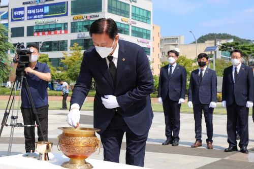 전남도의회, 김대중 전 대통령 서거 12주기 맞아 동상 참배