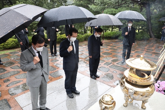 더불어민주당 대선 경선 후보인 정세균 전 국무총리가 고 김대중 전 대통령 서거 12주기인 18일 오전, 서울 동작구 국립서울현충원을 찾아 김 전 대통령 묘역을 참배했다./사진=균형사다리 광주·전남본부