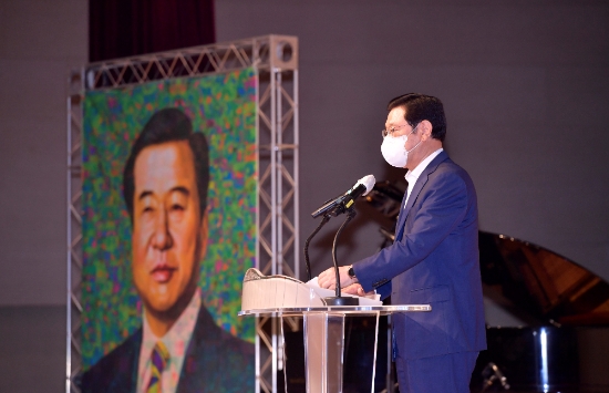 이용섭 광주광역시장이 18일 오후 서구 김대중컨벤션센터 다목적홀에서 열린 '김대중 전 대통령 서거 12주기 추모식'에 참석해 추도사를 하고 있다./사진=광주시