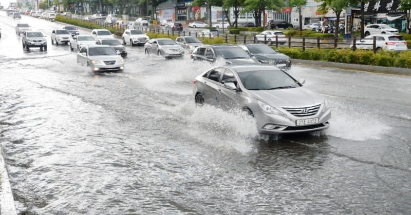 18일 오후 전북 전주시에 우박을 동반한 소나기가 내려 백제대로가 빗물에 잠겨있다.