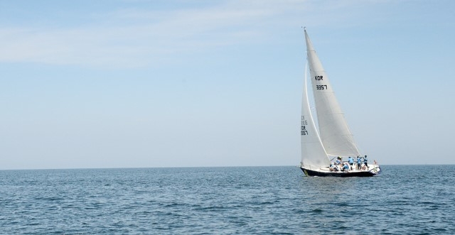 제6회 새만금컵 국제요트대회가 열린 지난달 17일 전북 부안군 격포항 일원에서 선수들이 힘차게 항해하고 있다.