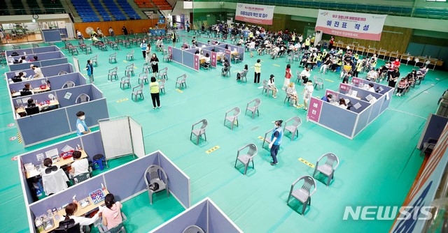 18일 광주 북구 코로나19 화이자 백신 예방접종센터에서 보건소 의료진들이 대상자들에게 접종을 하고 있다. (사진 = 광주 북구 제공)