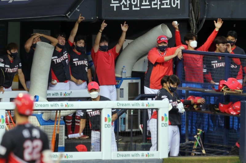 득점을 올릴 때마다 KIA 더그아웃은 환호가 넘친다. 18일 잠실 KIA-두산전에서의 KIA 더그아웃 모습.
