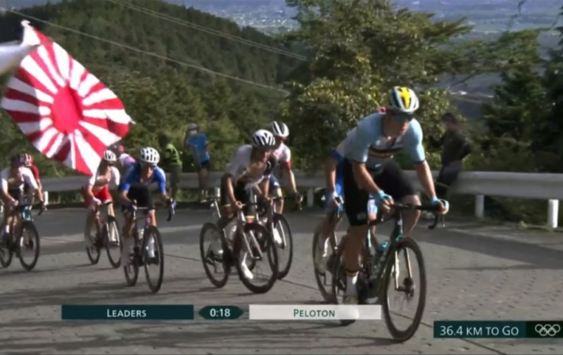 도쿄올림픽 사이클 남자 도로 경기중 관중이 욱일기 응원을 하고 있는 장면