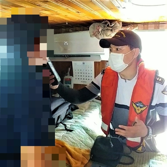목포해경이 진도군 조도면 성남도 남동방 약 2.6㎞해상에서 음주운항 의심 선박 선장 상대로 음주측정을 실시하고 있다./사진=목포해경