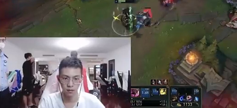 IG '윙크' 장루이의 화면을 옆에서 지켜보는 중국 경찰(사진=HUPU e스포츠 SNS 발췌).