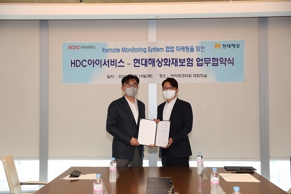 사진=‘HDC아이서비스’와 ‘현대해상화재보험’은 8월 19일 아이파크타워 HDC홀딩스 대회의실에서 협업 마케팅을 통한 상호 시장 확대를 위한 협약식을 개최하였다. (사진 왼쪽부터) 한재원 ‘현대해상’ 기업보험부문장과 배치성 ‘HDC아이서비스’ 리얼티사업본부장이 기념촬영을 하고 있다.