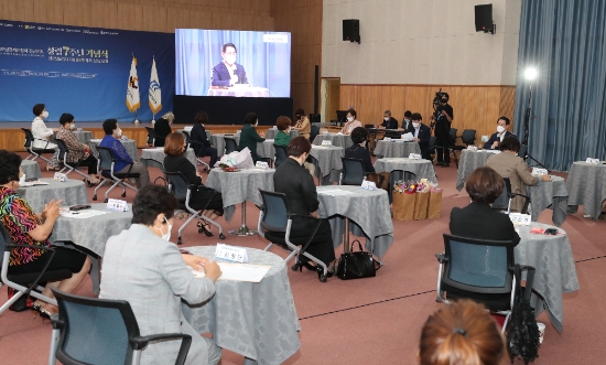 김영록 전라남도지사가 19일 전남중소기업인진흥원에서 열린 한국여성경제인협회 전남지회 전라남도지사 여성경제인 투어 소통간담회장에서 ‘전남행복시대’ 여성경제인의 역할을 당부하고 있다./사진=전라남도
