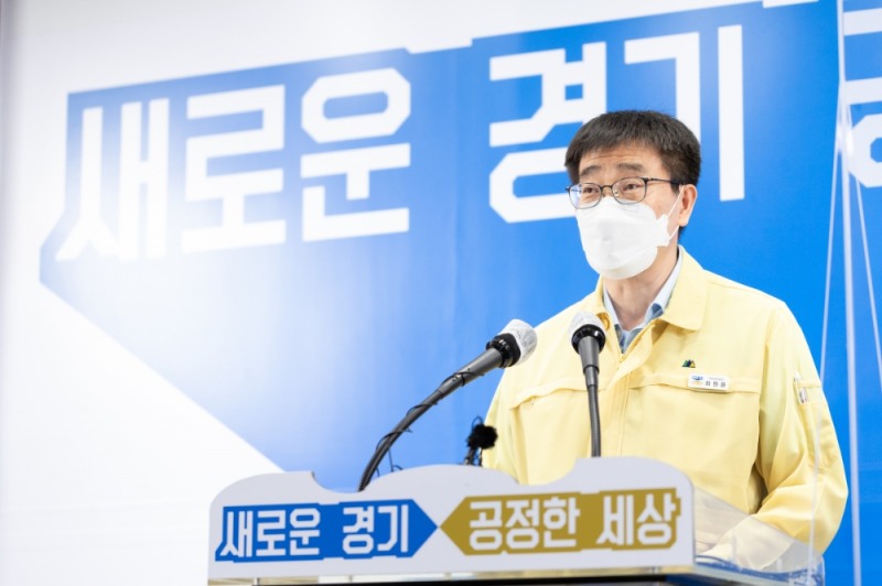 최원용 경기도 기획조정실장이 추경편성의 배경을 설명하고 있다.사진=경기도제공