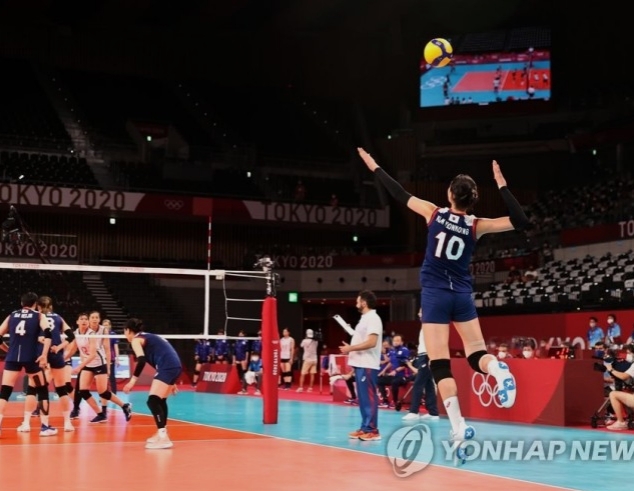 2020도쿄올림픽 여자배구 경기에서 김연경이 호쾌한 점프서브를 넣고 있다. [도쿄=연합뉴스 자료사진]