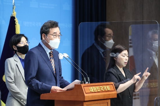 이낙연 더불어민주당 대선 경선 예비후보가 20일 국회 소통관에서 가진 기자회견에서 대한민국을 4차산업혁명 선도국가로 만들겠다고 밝혔다./사진=이낙연 필연캠프