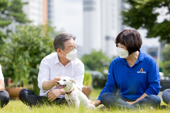 이재명 더불어민주당 대선 경선후보는 20일 경기도 직영 고양시동물보호센터에서 반려인들과 간담회를 진행하고 공약을 발표했다./사진=이재명 열린캠프