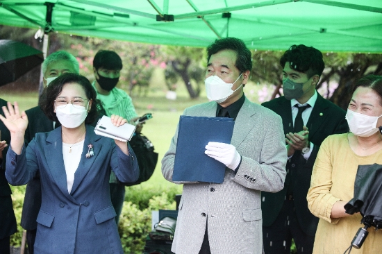 이낙연 더불어민주당 대선 경선 후보는 21일 천안 유관순 열사 유적지에서 유관순 열사 및 순국선열에 대한 추모식을 가졌다./사진=이낙연 필연캠프