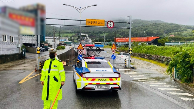 부산지역에 호우경보가 발효된 21일 부산 기장군 무곡지하차도에서 경찰이 차량통행을 통제하고 있다. 부산경찰은 호우특보 발령에 따라 교통, 지구대 등 가용 경찰력을 총동원해 순찰 및 예방활동을 강화하고 있다고 밝혔다. 2021.08.21. (사진=부산경찰청 제공)