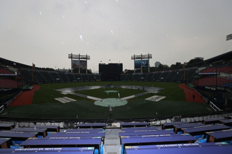 아침부터 전국에 많은 비가 내리면서 21일 열릴 예정이던 프로야구 잠실경기를 제외한 나머지 4경기가 모두 취소됐다.