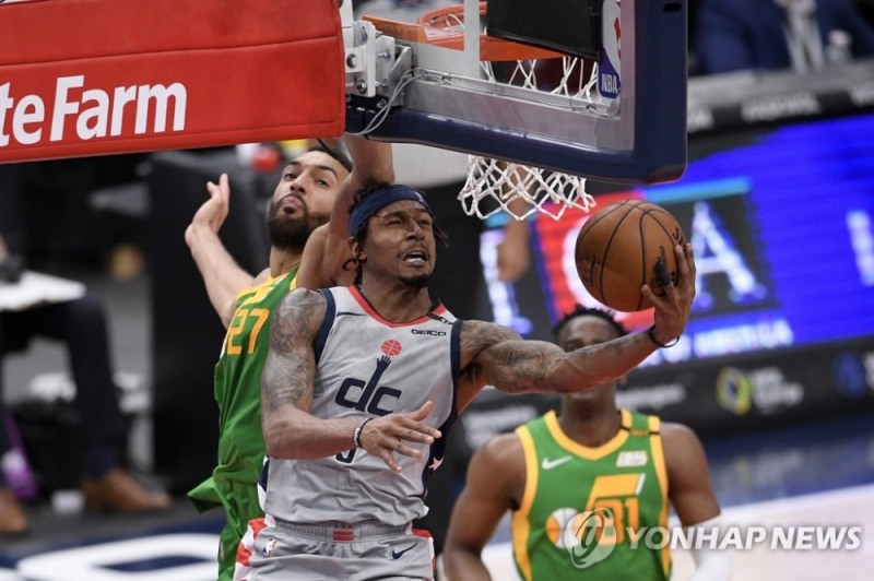 브래들리 빌(가운데)이 골밑 슛을 시도하고 있다.