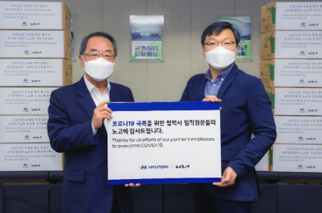 현대자동차·기아 구매본부 기정성 상무(우), 현대자동차·기아 협력회 오원석 회장(좌)/사진 제공 = 현대자동차그룹