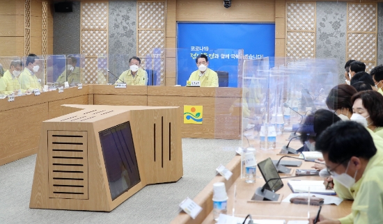 김영록 전라남도지사가 22일 도청 정철실에서 시장·군수 및 각 실·국장들이 참석한 가운데 제12호 태풍 오마이스에 따른 재난피해 최소화를 위해 대처상황 점검회의를 주재하고 있다./사진=전라남도
