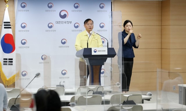 지난 13일 미국 모더나 본사를 방문하고 돌아온 강도태 중앙재난안전대책본부 제1총괄조정관(보건복지부 2차관)이 22일 오후 서울 종로구 정부서울청사에서 향후 모더나 백신 공급 관련 내용을 브리핑하고 있다.