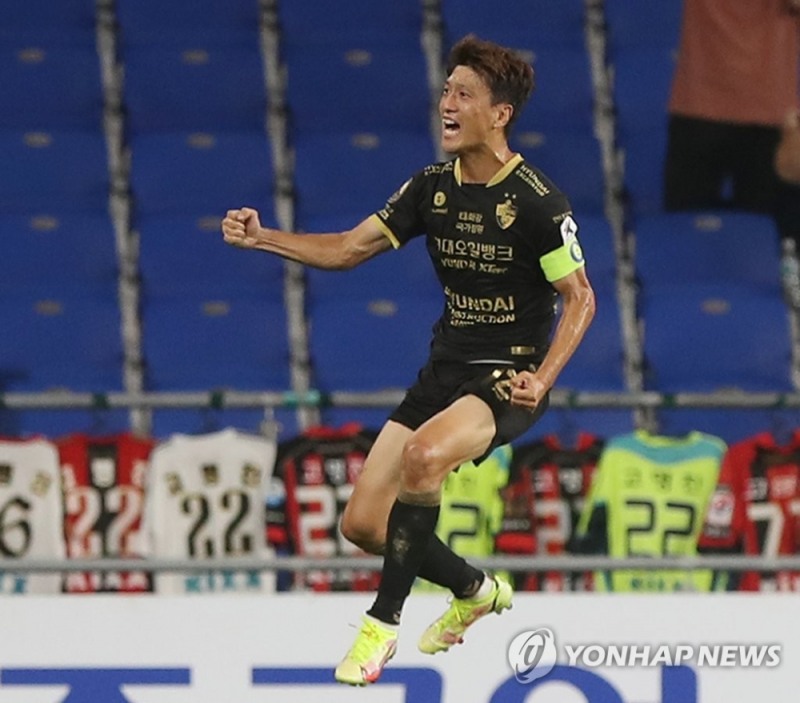 (울산=연합뉴스) 22일 울산 문수축구경기장에서 열린 프로축구 하나원큐 K리그1 2021 울산 현대와 수원 삼성의 경기에서 울산 이청용이 동점 골을 넣고 환호하고 있다.
