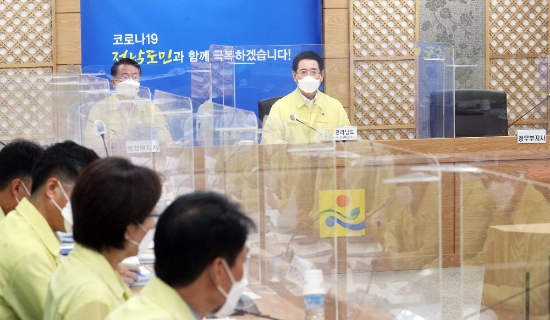 김영록 전라남도지사가 23일 오전 도청 정철실에서 제12호 태풍 오마이스 상륙에 따른 재난피해 최소화를 위한 대처상황 점검회의를 주재하고 있다./사진=전라남도