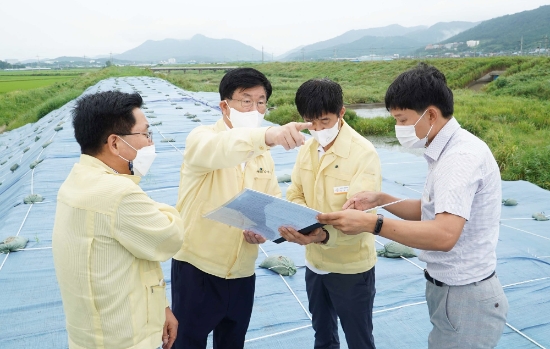 강인규 나주시장이 23일 문평면 제방 복구 현장을 점검하고 있다./사진=나주시