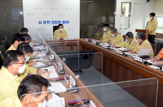 이용섭 광주광역시장이 23일 오전 시청 재난상황실에서 열린 제12호 태풍 오마이스 대비 상황판단회의에 참석해 시민의 안전과 재산피해 최소화를 위해 최선을 다해줄 것을 당부하고 있다./사진=광주시