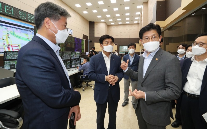 노형욱 국토교통부 장관이 23일 오후 세종시 스마트시티 현장 방문으로 나성동에 있는 도시통합정보센터를 방문해 스마트 도시 운영 추진현황을 보고받은 뒤 교통통합관제실을 둘러보고 있다. (공동취재사진)