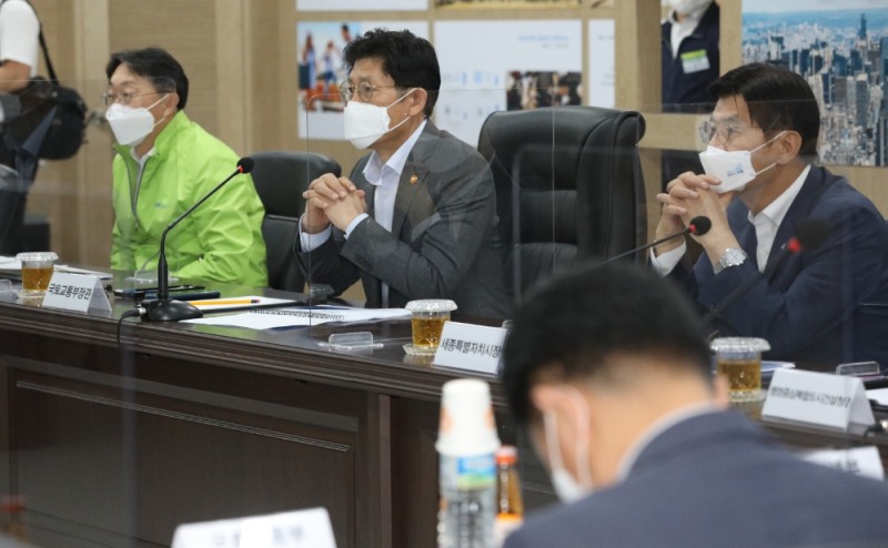 노형욱 국토교통부 장관이 23일 오후 스마트시티 세종 국가시범도시 현장사무실에서 추진현황 등을 보고받고 있다. 왼쪽부터 김현준 주택토지공사 사장, 노 장관, 이춘희 세종시장. (사진=뉴시스)