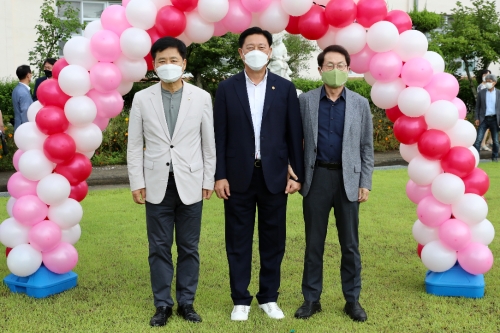 김한종 전라남도의회 의장은 23일 장성 서삼초등학교에서 개최된 ‘2021 전남농산어촌유학생’ 환영식에 참석해 “농산어촌 유학 프로그램에 대한 지원을 아끼지 않겠다”고 약속했다.(왼쪽부터 장석웅 전남도교육감,김한종 의장,조희연 서울시교육감)/사진=전남도의회