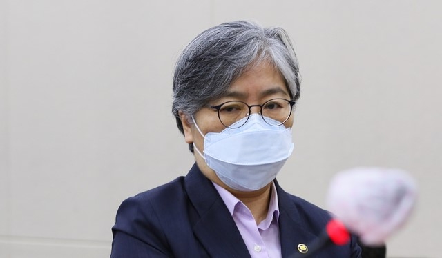 정은경 질병관리청장이 23일 서울 여의도 국회에서 열린 보건복지위원회 전체회의에서 2020년 결산-예비비 지출승인건 보고를 위해 발언대로 향하고 있다. (공동취재사진)