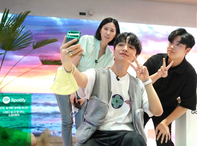 LG U+, 갤럭시 Z Fold3∙Flip3 사전예약 고객 개통 시작