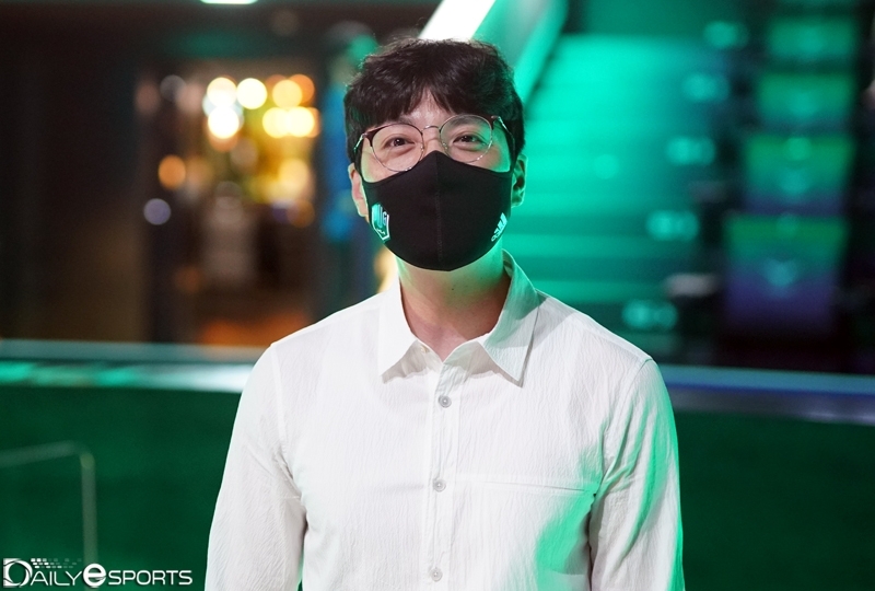 담원 기아 김정균 감독, "T1이 강한 이유? '페이커'가 있어서."