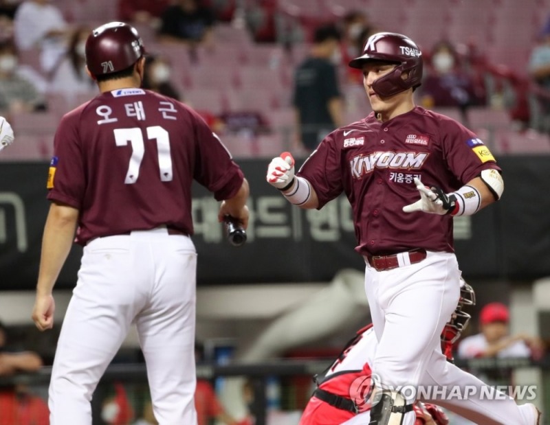 (광주=연합뉴스) 24일 광주-기아챔피언스필드에서 열린 2021 프로야구 키움 히어로즈와 KIA 타이거즈의 경기에서 키움 4번 지명타자 박동원이 7회초 2사 1루 때 투런홈런을 때린 뒤 홈인하고 있다.