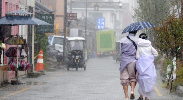 전북 전주한옥마을에 강한 비가 내리고 있다.