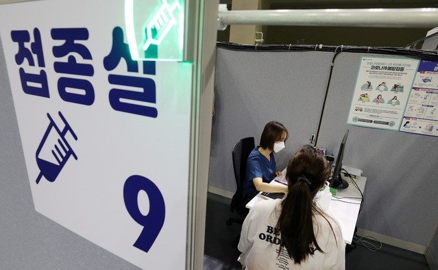 코로나19 백신 1차 접종율이 50%를 넘어선 24일 오후 서울 동작구 예방접종센터 접종실에서 의료진이 접종 전 인적사항을 확인하고 있다.