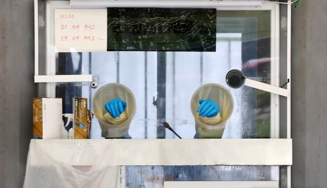 코로나19 확산세가 장기화 되면서 의료진은 대내외 잡음속에도 아랑곶하지 않고 의료현장을 지키며 고군분투를 하고 있다. 24일 오후 서울 중구 서울광장 임시선별검사소에 한 의료진이 허리를 숙인 채 휴식을 취하고 있다.