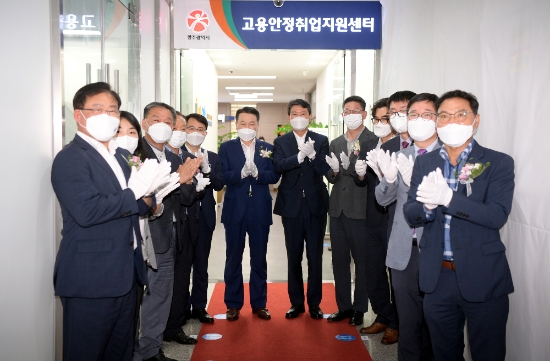 조인철 광주광역시 문화경제부시장이 지난 24일 오후 서구 상무지구에 위치한 고용안정추진단 사무국에서 열린 고용안정취업지원센터 개소식에 참석해 현판식을 한 후 내빈들과 기념촬영을 하고 있다./사진=광주시